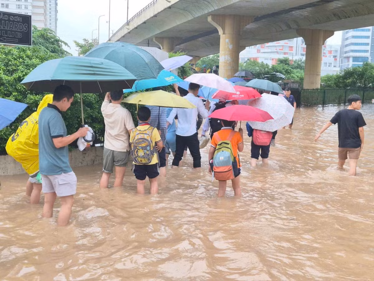 Mưa lớn kéo dài từ đêm 16 đến rạng sáng 17/9 khiến nhiều tuyến đường ở Hà Nội ngập sâu, giao thông gặp khó khăn, nhiều phương tiện chết máy và ùn tắc kéo dài trong giờ cao điểm.