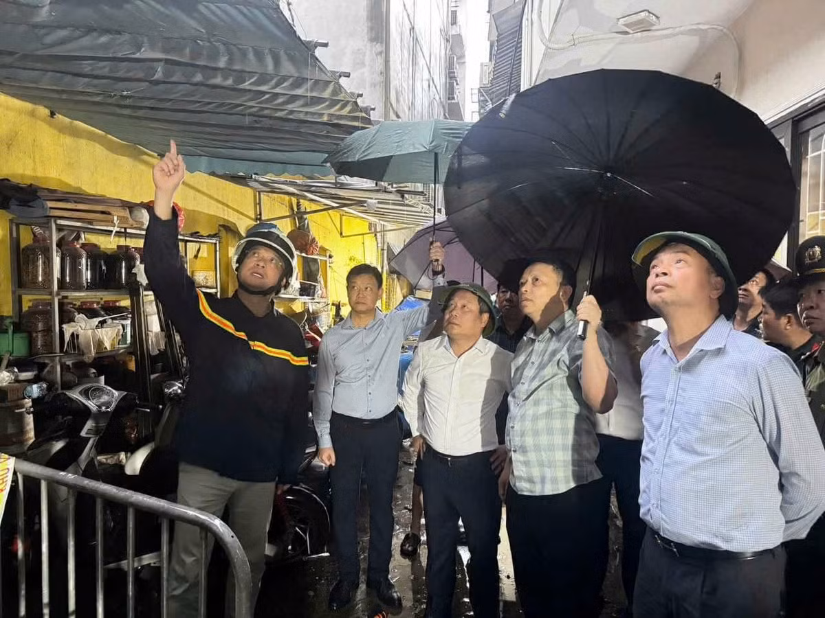 Lãnh đạo TP. Hà Nội nhanh chóng có mặt tại hiện trường để chỉ đạo công tác cứu hộ, cứu nạn và điều tra nguyên nhân. ﻿