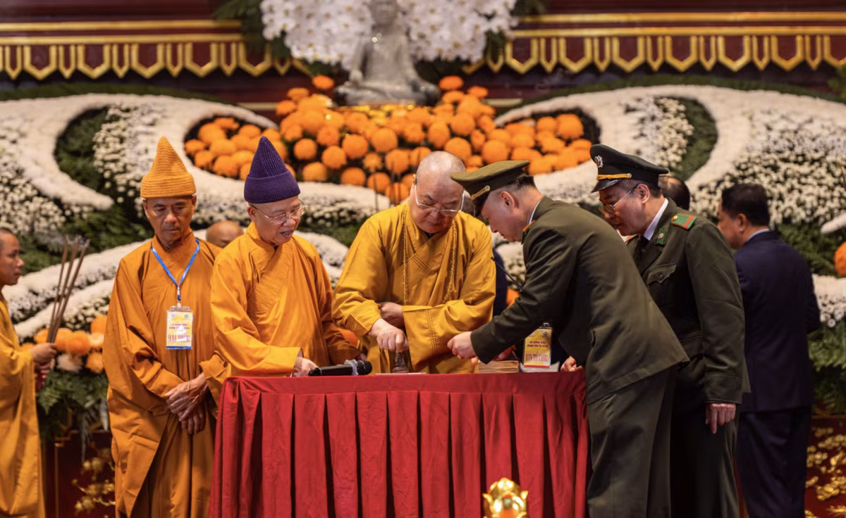 Sau phần lễ khai hội, Ban tổ chức tiến hành cầu nguyện Quốc thái dân an và tổ chức lễ khai ấn.