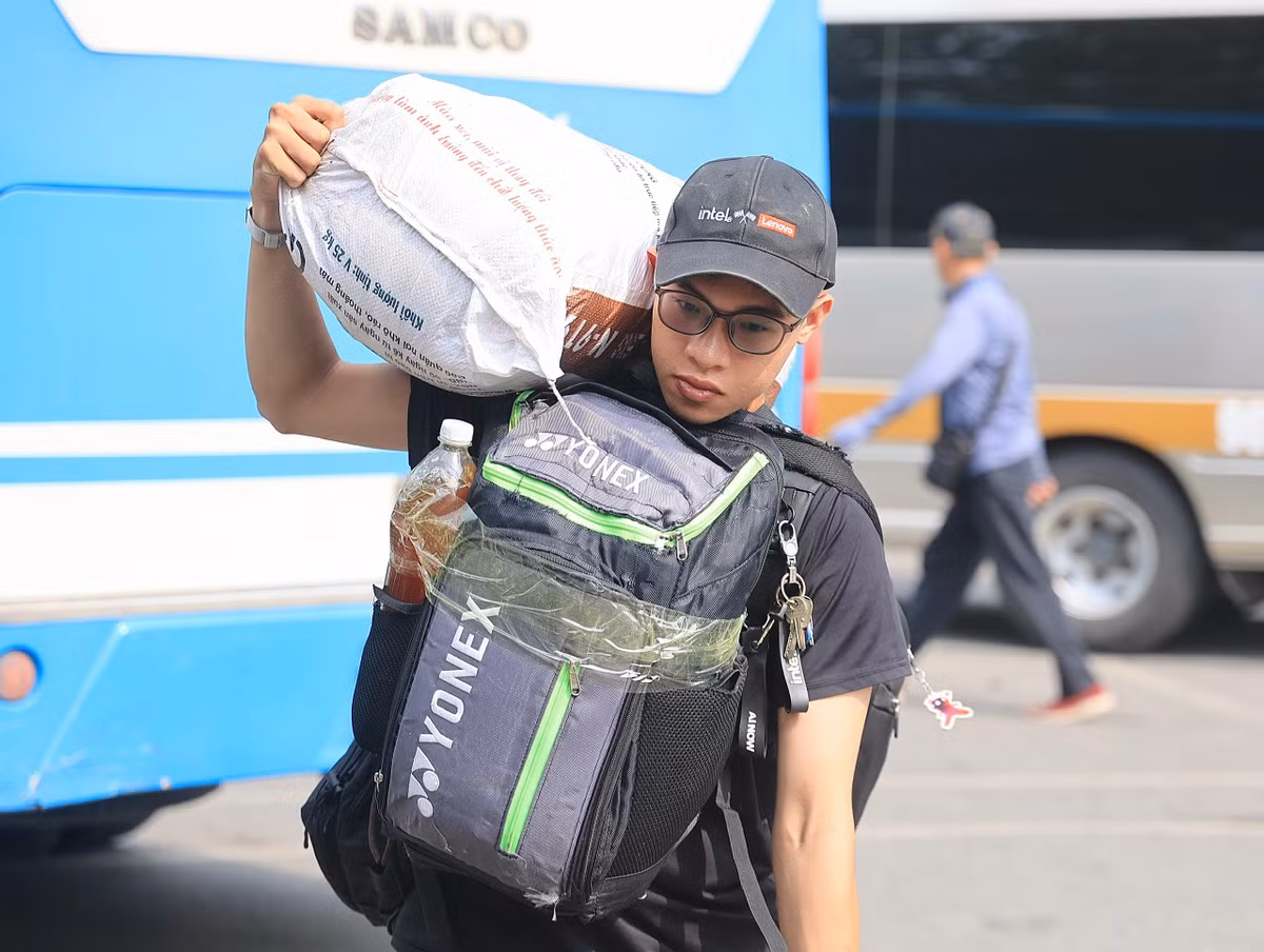 Chiều 3/5, thời tiết Hà Nội mát mẻ nên cũng đỡ phần vất vả cho người dân.