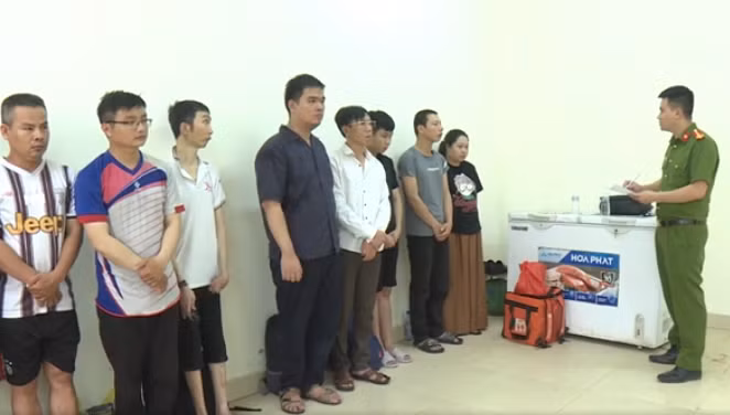 Phương thức thứ hai là môi giới mại dâm với tên gọi "môi giới mại dâm toàn quốc", gồm 137 nhóm trao đổi (forum), chia thành 4 khu vực trên toàn quốc, gồm: Hải Phòng, các tỉnh phía Bắc, miền Trung và miền Nam; tuyển dụng các đầu mối quản lý, cung cấp gái mại dâm (gọi là "nhà cung cấp"); gái mại dâm có nhu cầu quảng cáo, hoạt động sẽ liên hệ, thỏa thuận mức phí với "nhà cung cấp" hoặc "nhà quản lý khu vực" để được đăng tải các thông tin, hình ảnh của mình lên diễn đàn (có hàng ngàn thông tin gái bán dâm). (Ảnh nhóm đối tượng trong đường dây)