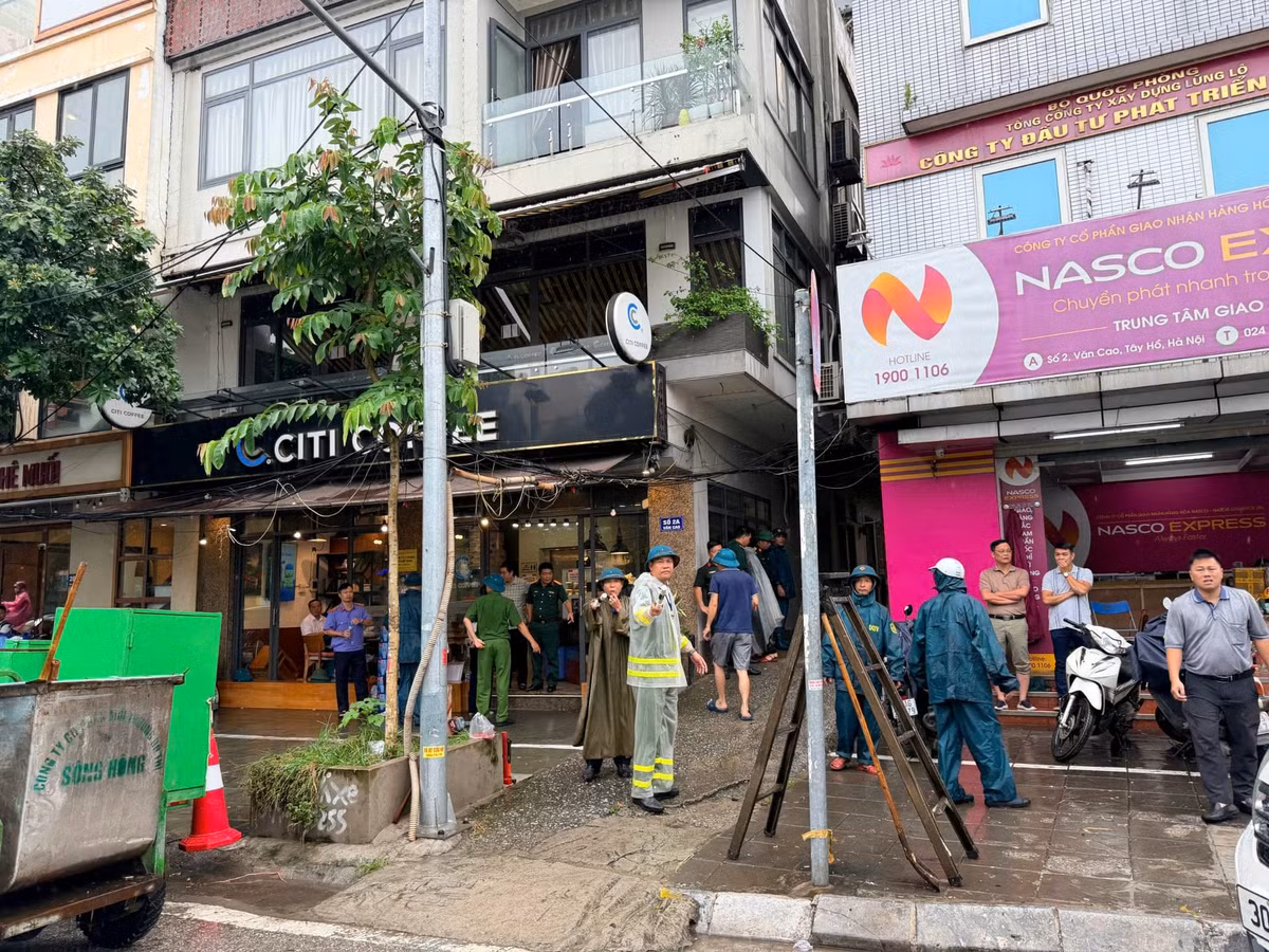 Sáng 16/9, theo ghi nhận của Báo Tri thức và Cuộc sống, lực lượng chức năng vẫn phong tỏa hiện trường để điều tra nguyên nhân vụ cháy. Nhiều đồ đạc trong ngôi nhà được vận chuyển ra bên ngoài, sau đó di chuyển đến nơi khác.
