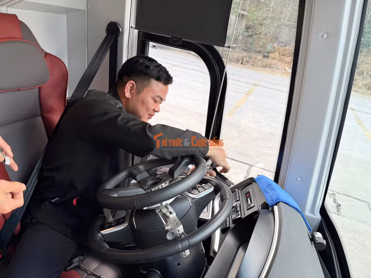 Các chuyên gia và kỹ thuật viên thực hiện lắp đặt cảm biến đo gia tốc ba phương tại nhiều vị trí khác nhau của phương tiện, bao gồm: Khu vực trọng tâm của xe (trên và dưới sàn), cầu sau và tâm cầu trước.