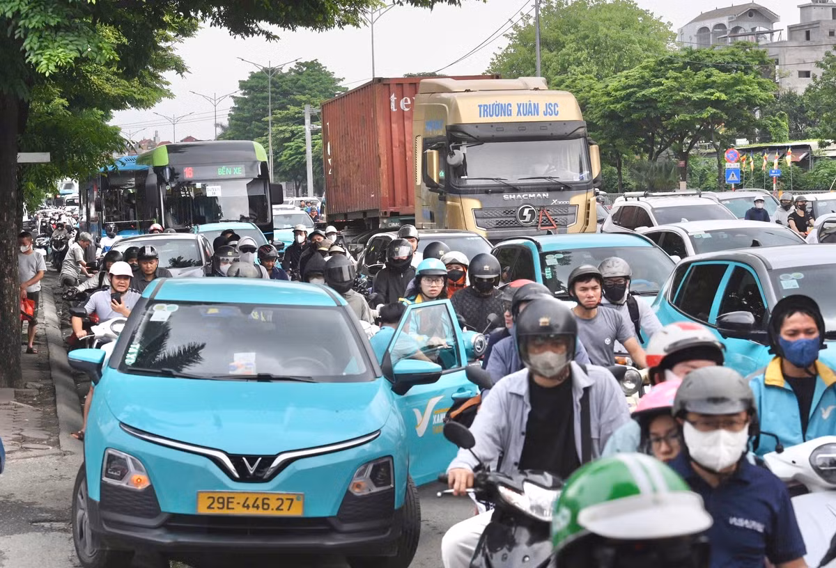 Một số tài xế taxi dừng đỗ đón trả khách ngay ven đường càng khiến giao thông Hà Nội thêm phần "khó thở".
