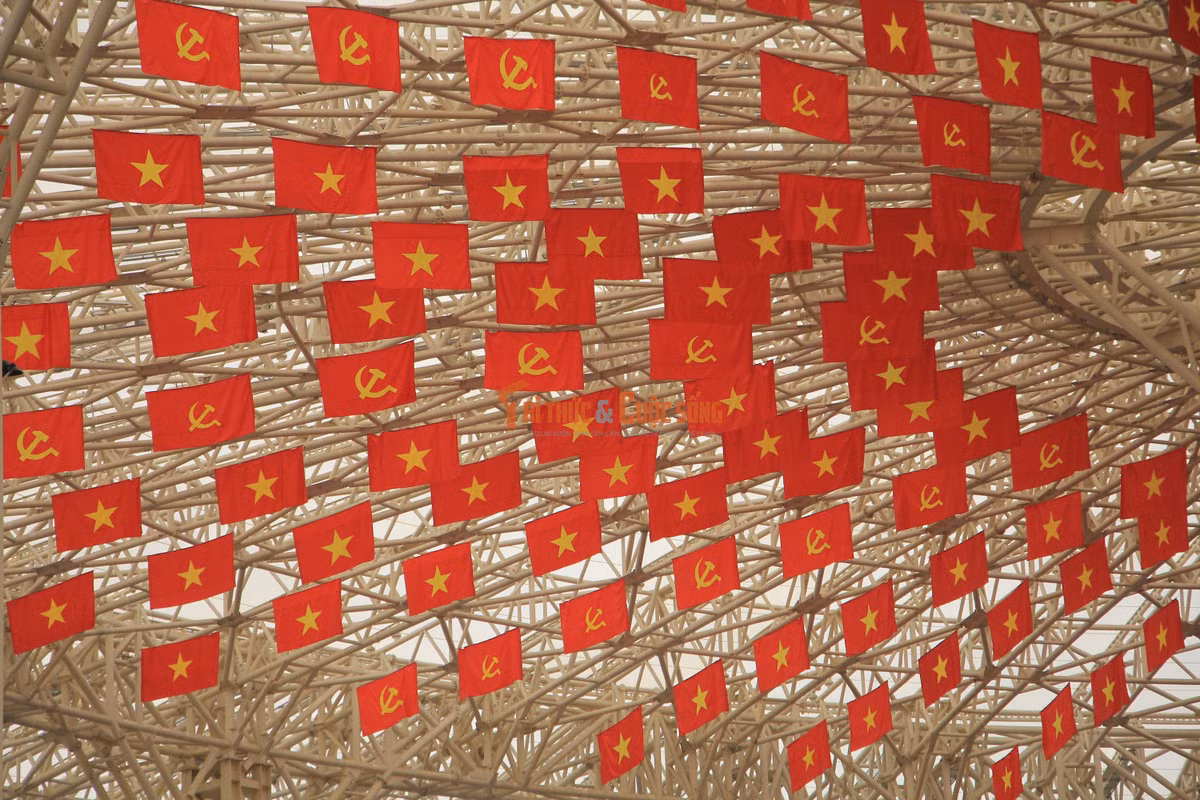 Không gian Trung tâm triển lãm luôn rợp sắc cờ đỏ sao vàng.