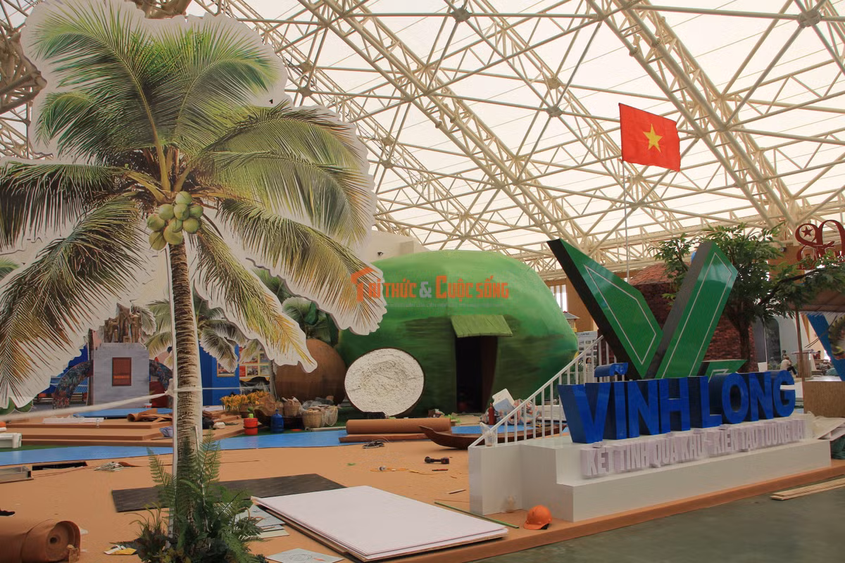 Tại khu vực gian hàng của các địa phương, khách tham quan sẽ không thể không choáng ngợp với sự đầu tư gian hàng một cách công phu, đẹp mắt, tinh tế và thể hiện rõ bản sắc văn hoá của từng địa phương.