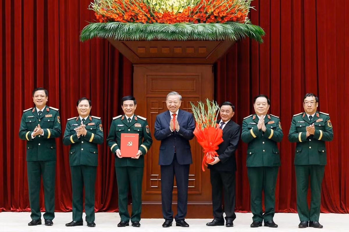 tong-bi-thu-chu-tich-nuoc-trao-cac-quyet-dinh-ve-chi-dinh-nhan-su-1-edited-1776073592671.jpg