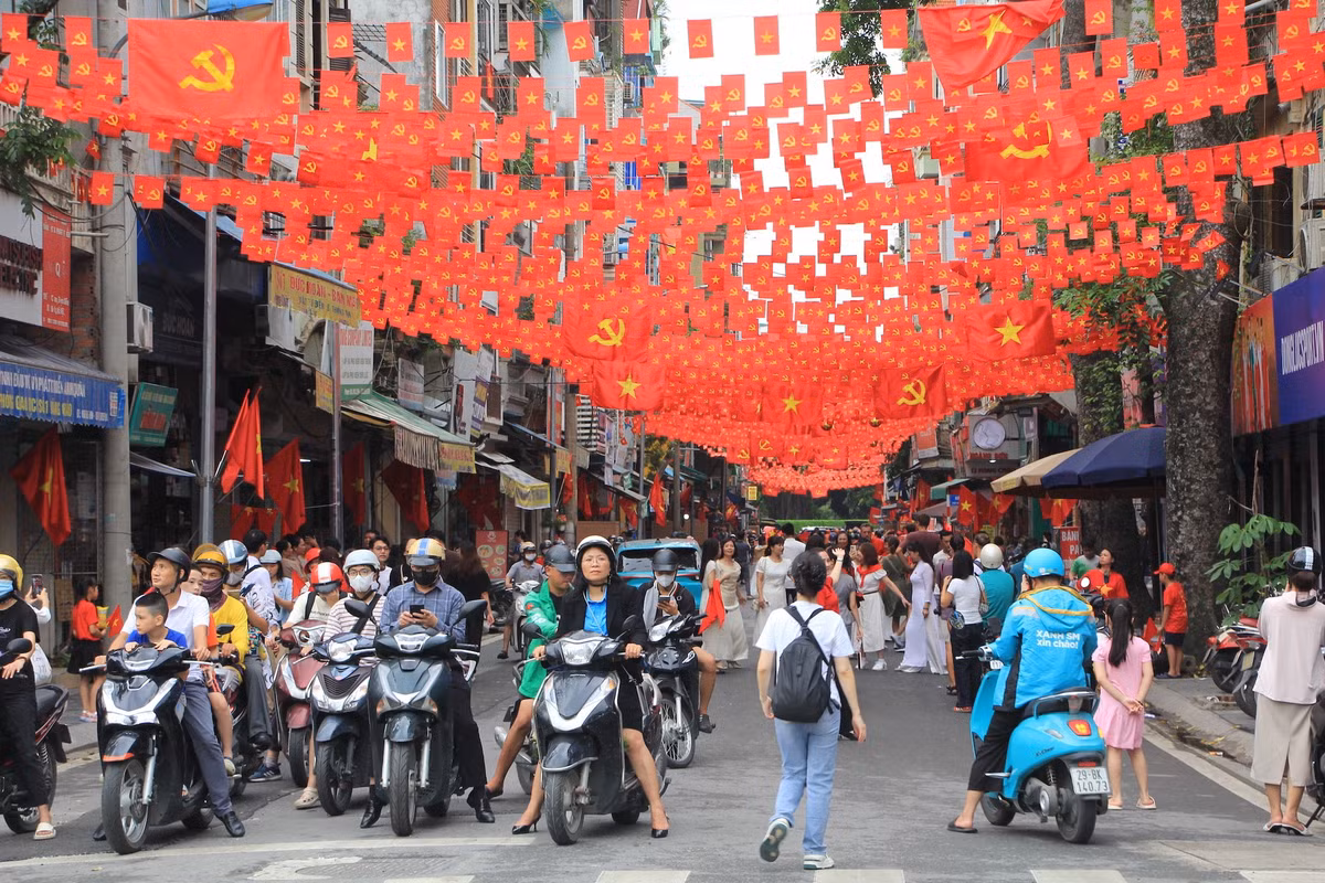 Khu vực xung quanh sân vận động Hàng Đẫy ngập cờ đỏ sao vàng. Các phương tiện giao thông cũng dẫn thưa thớt nhường lại cho người đi bộ.