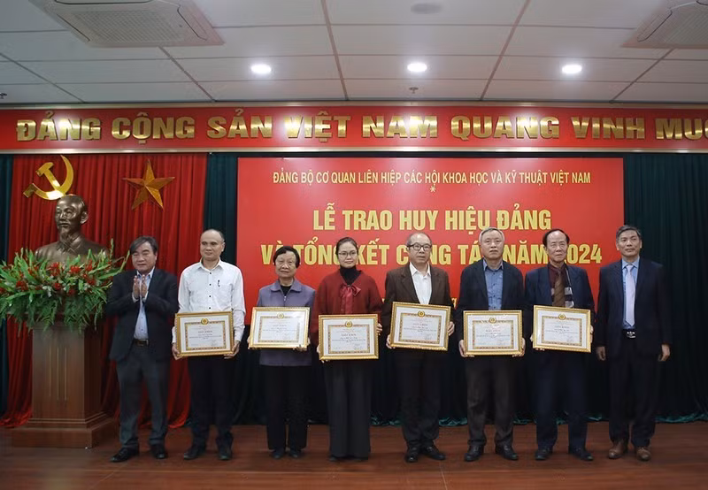 ca-nhan-va-tap-the-duoc-trao-tang-giay-khen-hoan-thanh-xuat-sac-nhiem-vu-cua-dang-trong-nam-2024.jpg