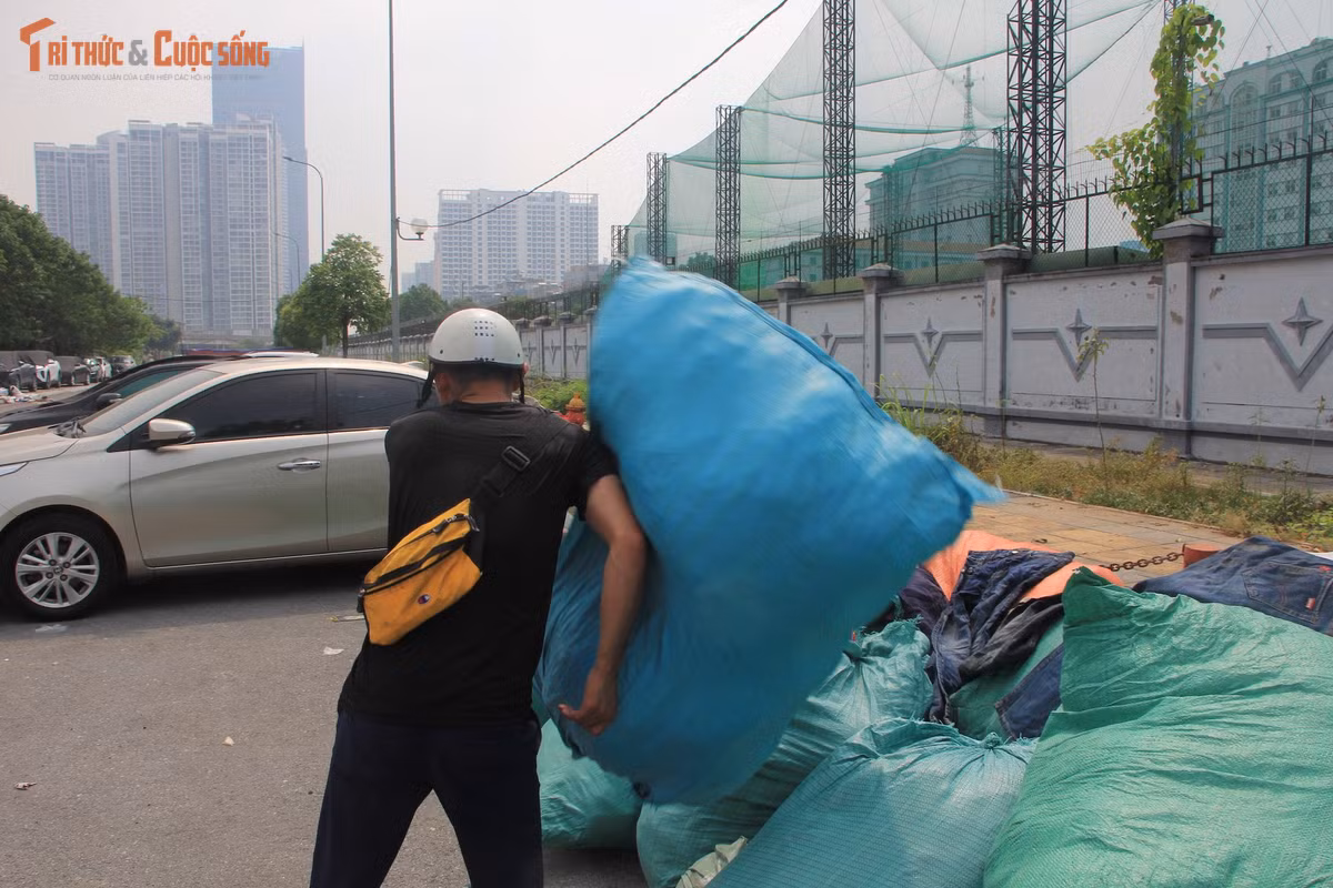 Nếu đây là chất thải cần xử lý, việc tập kết kéo dài tại khu đất ven đường càng đòi hỏi phải xác định rõ trách nhiệm và phương án khắc phục theo quy định.