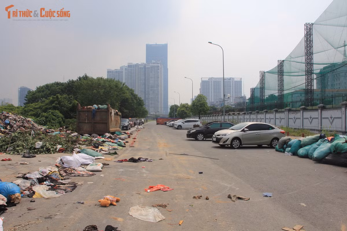 Một khối lượng đồ lớn không thể tự nhiên xuất hiện và tăng lên qua nhiều tháng. Quá trình tập kết, việc quản lý khu đất, trách nhiệm của người đưa đồ đến và biện pháp ngăn chặn cần được làm rõ trên cơ sở xác minh thực tế.