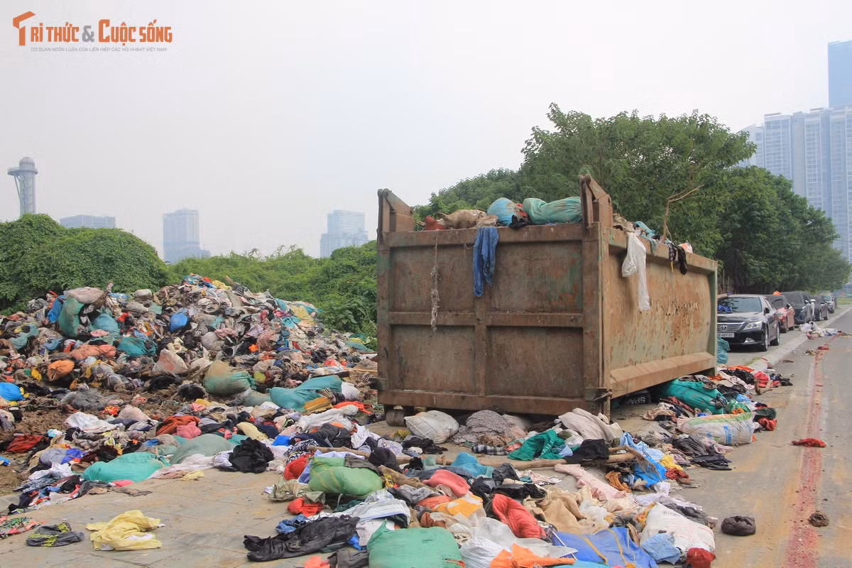 Câu chuyện “núi” quần áo bỏ hoang giữa Hà Nội vì thế không đơn thuần là chuyện dọn dẹp một điểm mất vệ sinh.