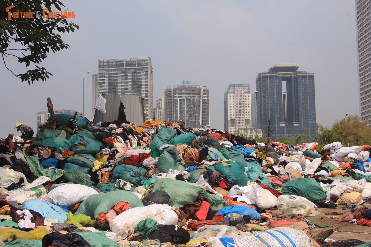 Phần lớn số đồ này không được bảo quản, phơi mưa nắng trong thời gian dài, dẫn đến ẩm mốc, bốc mùi và hư hại, nhiều món không còn khả năng sử dụng. Địa điểm tập kết nằm tại khu vực dự án đường nối từ đường Phạm Hùng đến đường Lê Đức Thọ, thuộc phường Từ Liêm, cách đường Phạm Hùng khoảng hơn 100m.