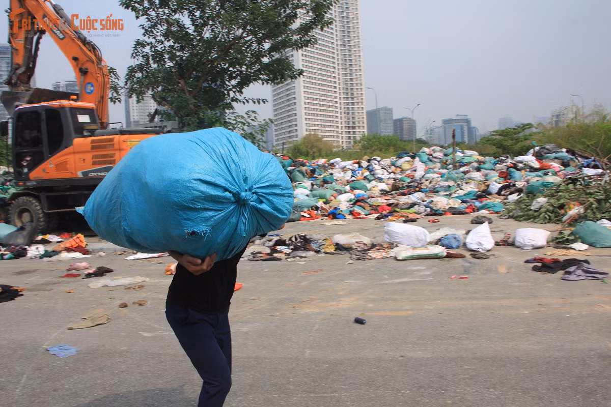 Nếu quần áo được thu gom với mục đích tái sử dụng, việc không có phương án bảo quản, phân loại và xử lý kịp thời đã khiến nhiều vật dụng có thể còn giá trị sử dụng bị hư hỏng.