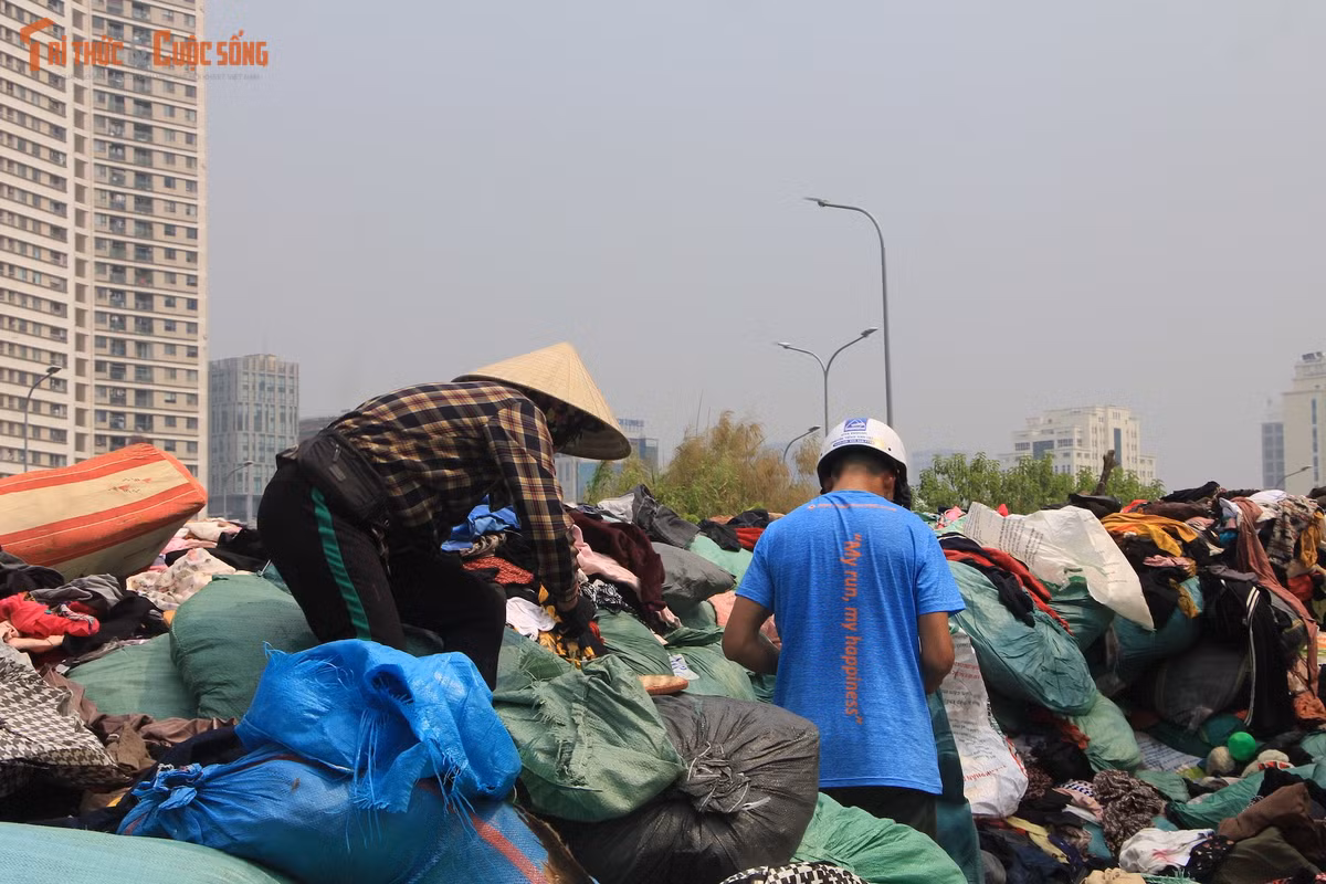 Với khối lượng quần áo lớn được tập kết trong thời gian dài, việc làm rõ ai đưa số đồ này đến, quá trình tập kết diễn ra như thế nào và vì sao chúng không được xử lý kịp thời là điều cần thiết.