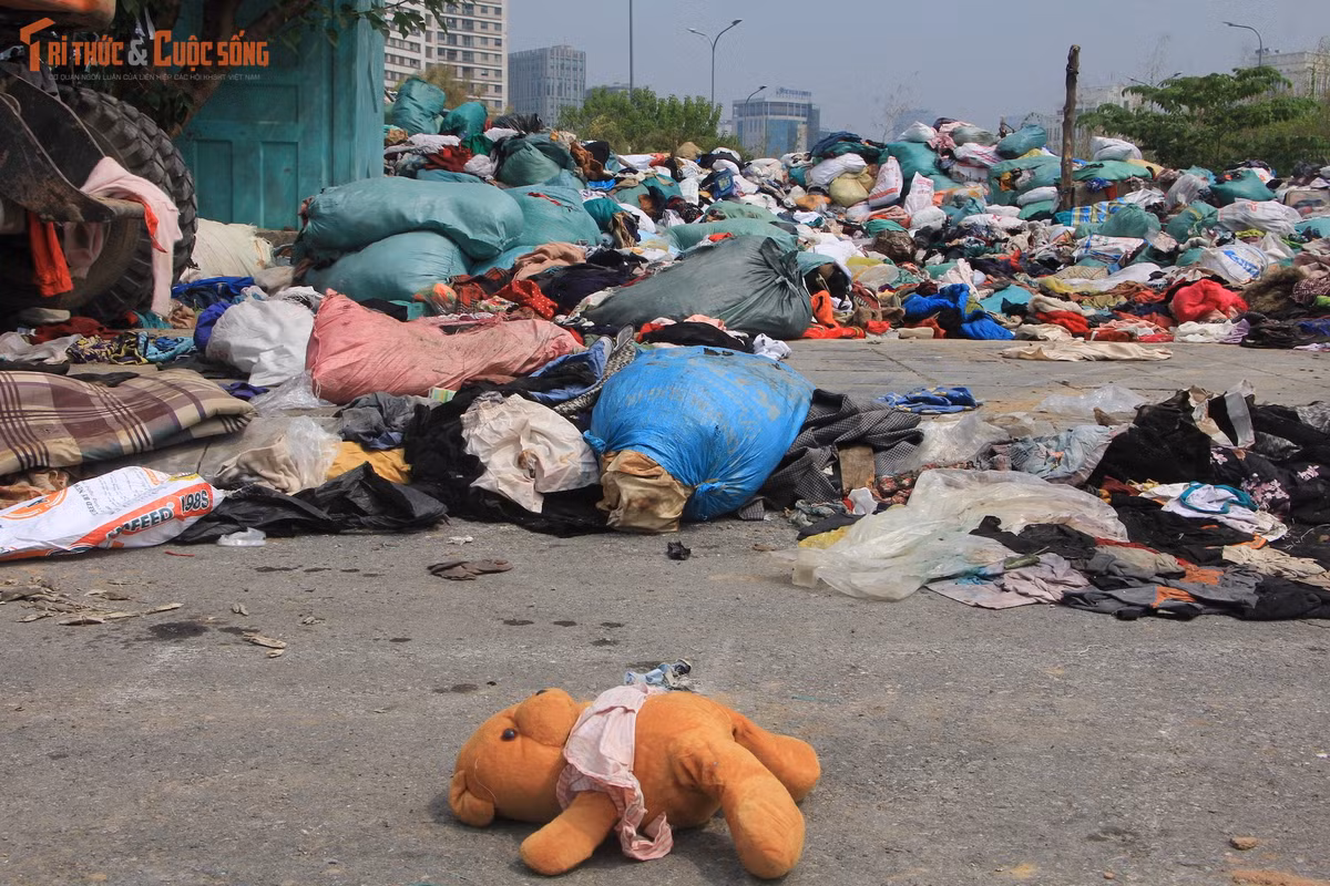 Số lượng lớn quần áo, chăn, vải cũ tại đây tồn tại trong thời gian dài, gây mất mỹ quan đô thị và tiềm ẩn nguy cơ ảnh hưởng đến môi trường xung quanh. Điều đáng nói, đây không phải một vài túi đồ bị bỏ quên mà là khối lượng quần áo lớn được tập kết liên tục, tăng dần theo thời gian.