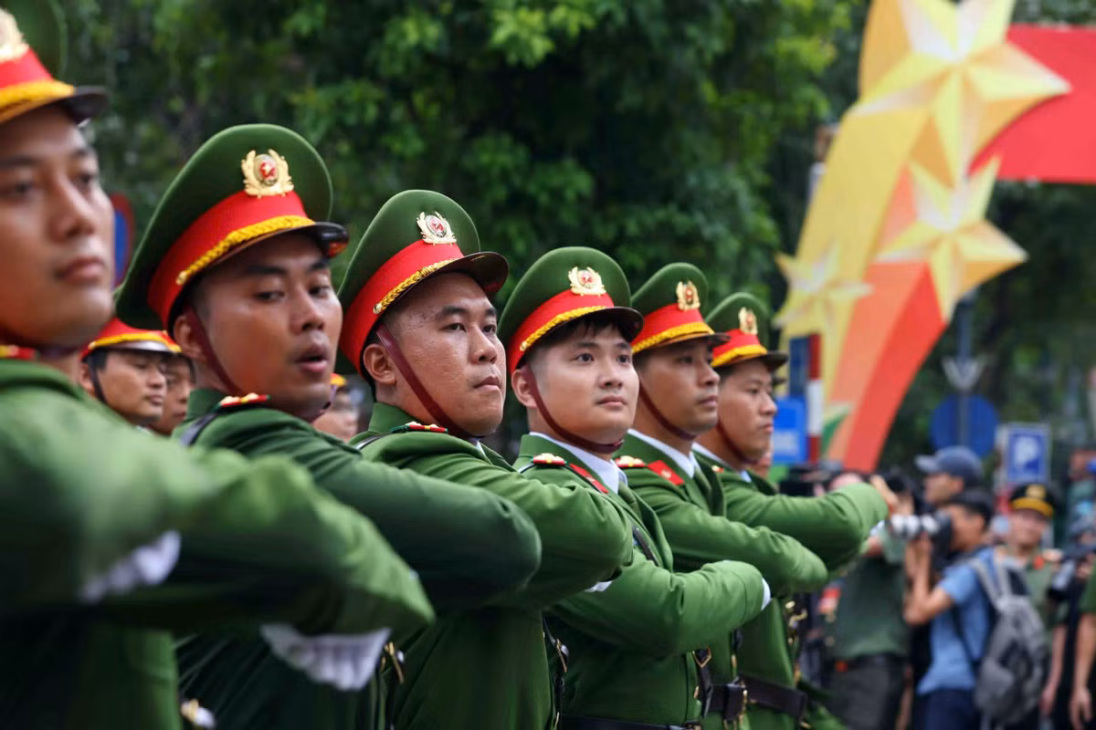 Với chủ đề “Vinh quang 80 năm Công an Thủ đô Anh hùng”, mở đầu chương trình ngày hội là phần duyệt đội ngũ và diễu hành quần chúng với sự tham gia của gần 3 nghìn cán bộ, chiến sĩ đại diện các đơn vị thuộc Công an thành phố Hà Nội và quần chúng nhân dân Thủ đô; 245 xe cơ giới chuyên dụng thuộc các lực lượng nghiệp vụ của Công an thành phố.