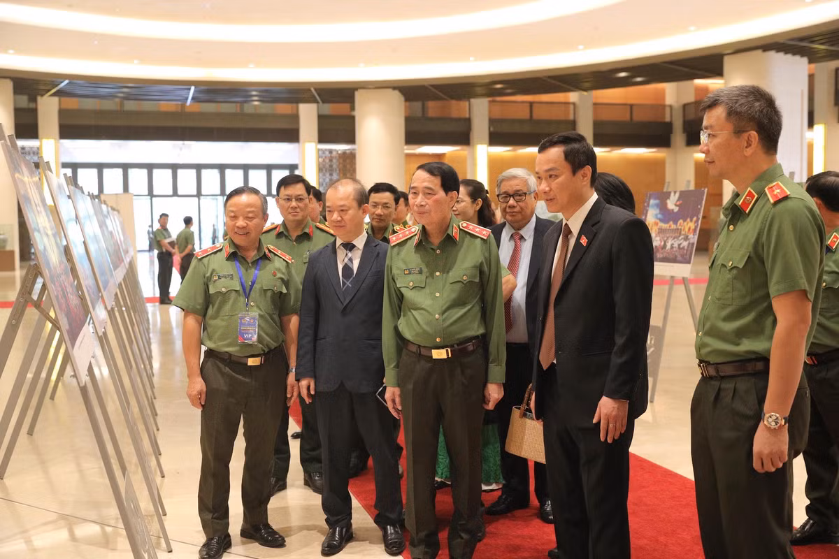cac-dai-bieu-tham-quan-trien-lam.jpg
