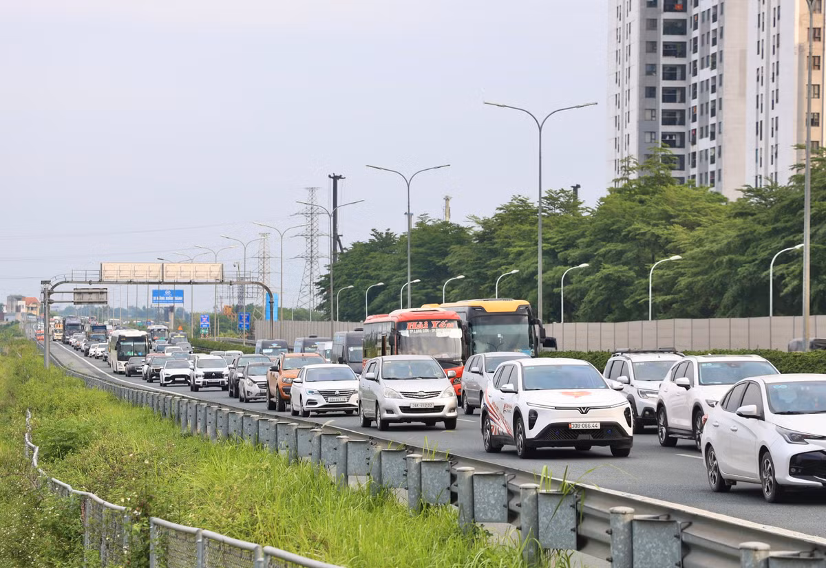Dòng xe động nghịt tiến vào trung tâm Hà Nội sau chuỗi 4 ngày nghỉ lễ.