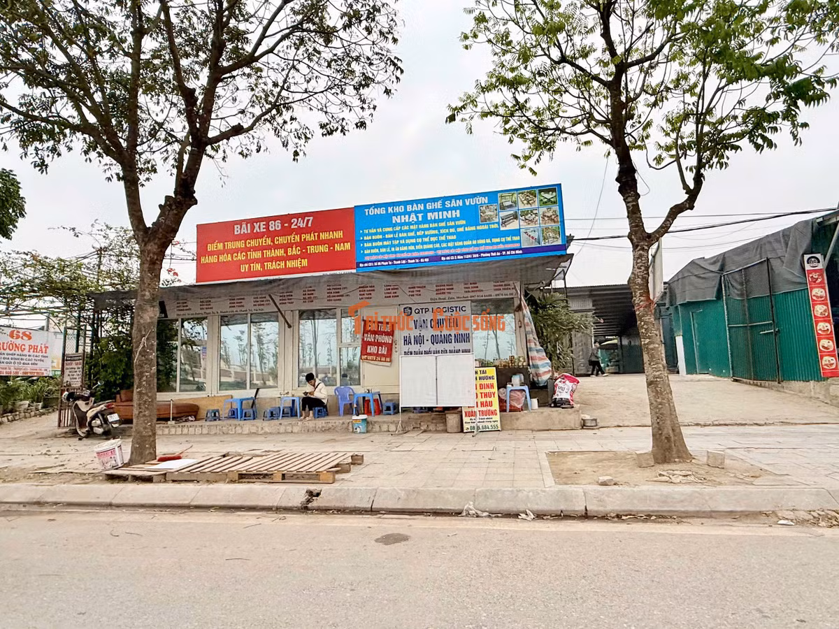 Không chỉ vỉa hè bị chiếm dụng, diện tích đất nông nghiệp cũng được tận dụng để lập các lán, nhà tạm bợ để phục vụ cho các "bến cóc" xe tải hàng hoá.