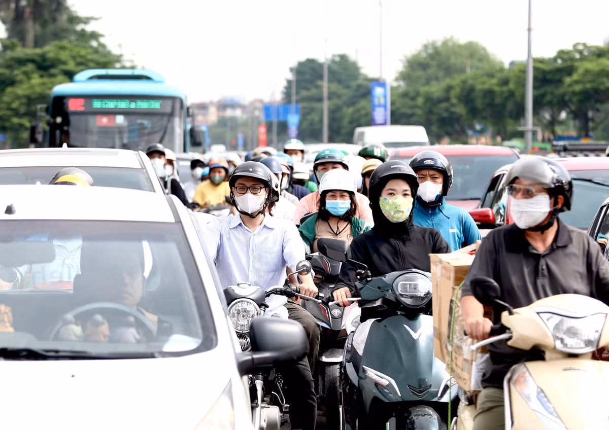 Các tuyến phố của Hà Nội cũng dần đông đúc, chen lấn. Việc di chuyển của người dân gặp khó khăn trong khung giờ cao điểm.