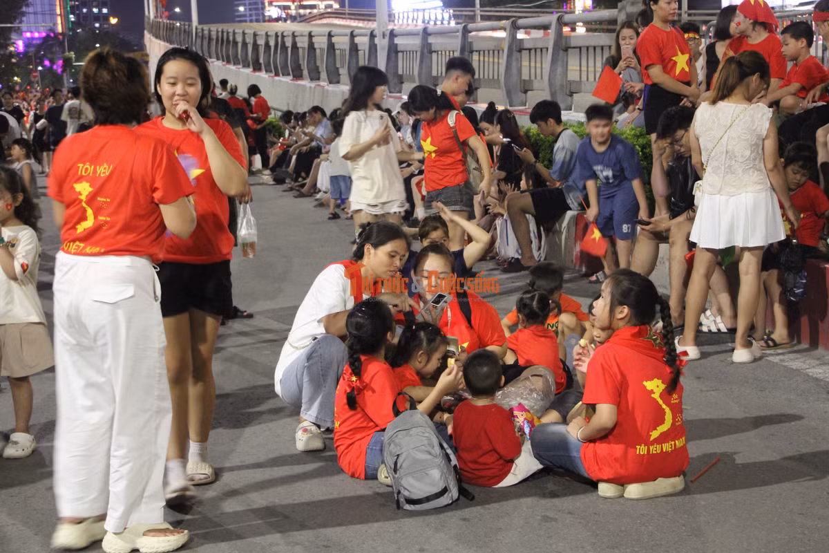 Lòng đường Nguyễn Chí Thanh trở thành nơi nghỉ ngơi, ăn uống của người dân.