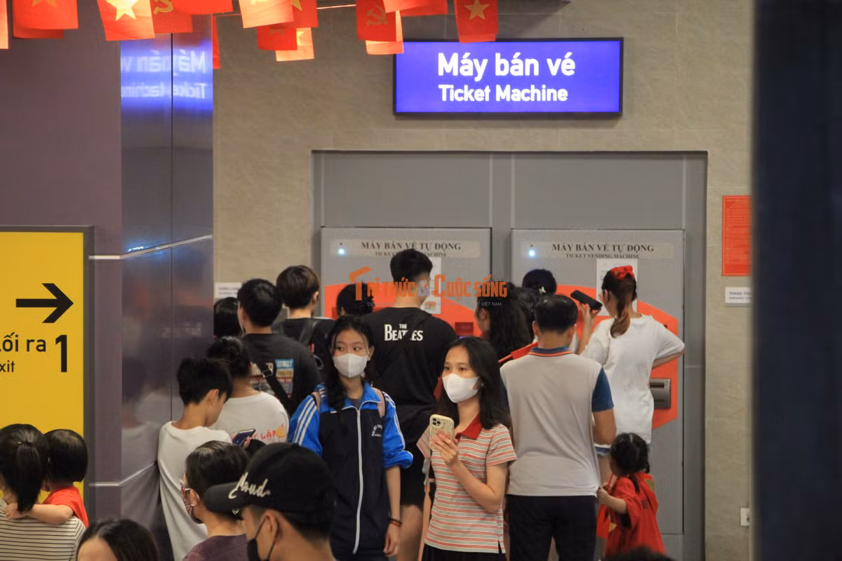 Máy bán vé tàu tự động cũng đã hoạt động trơn tru.