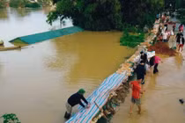 Lũ sông Bùi vượt báo động III, Hà Nội khẩn trương bảo vệ đê và dân cư