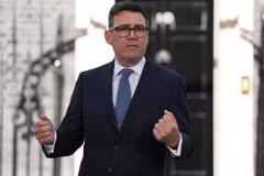 Thách thức nào chờ đợi tân Thủ tướng Anh Andy Burnham?