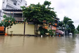 Triều Khúc ngập sâu sau mưa lớn, người dân chật vật di chuyển