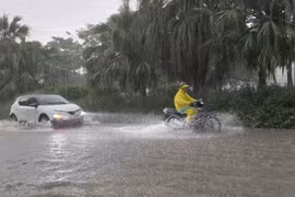 Mưa như trút nước giờ tan tầm, Hà Nội ngập cục bộ, ùn tắc nhiều tuyến phố 