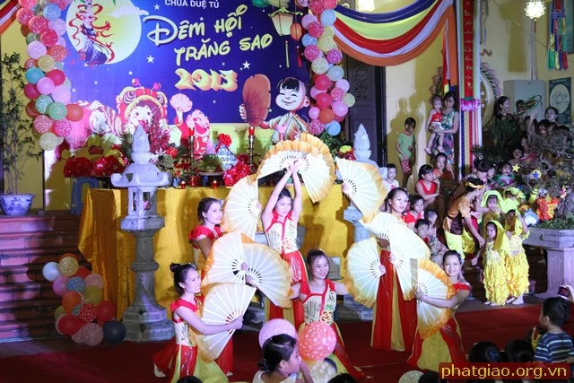 Hà Nội: “Đêm hội trăng sao” chùa Duệ Tú