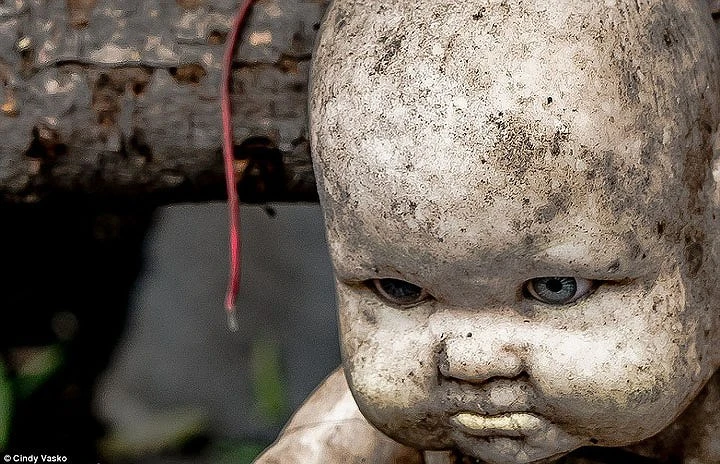 Rợn người hòn đảo có hàng nghìn con búp bê cụt tay, mất đầu