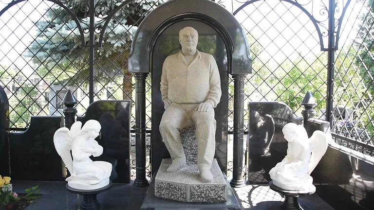 Cảnh kinh ngạc ở bia mộ xa hoa của trùm mafia khét tiếng Nga