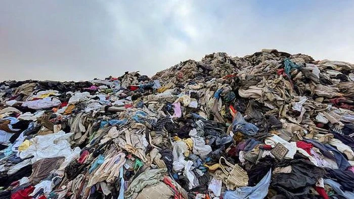 Loạt ảnh đáng sợ về "nghĩa địa quần áo" khổng lồ trên TG