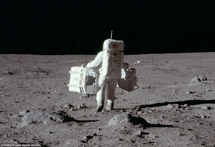 Loạt ảnh Apollo 11 trên Mặt Trăng được giấu kín suốt 49 năm