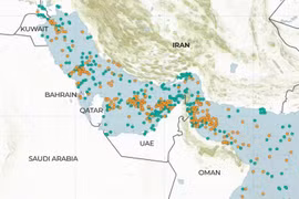 Hàng trăm tàu chở dầu và tàu hàng bị mắc kẹt tại eo biển Hormuz khi xung đột Mỹ-Iran khiến tuyến vận tải chiến lược này bị gián đoạn nghiêm trọng.