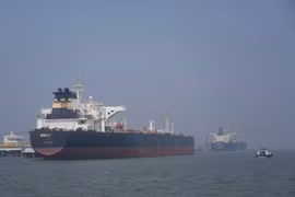 Tàu chở dầu và tàu hàng xếp hàng chờ qua eo biển Hormuz, nhìn từ Khor Fakkan (UAE), tháng 3/2026. (Ảnh: AP)