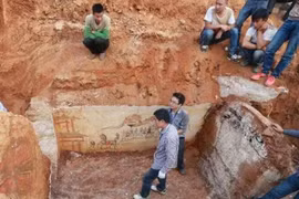 Trong ngôi mộ cổ, hai người nằm ngủ trong vòng tay nhau 