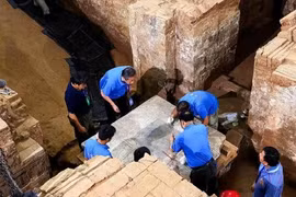 Bí ẩn hài cốt bốn đứa trẻ trong bốn góc lăng mộ cổ 