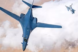 Máy bay ném bom B-1B với tiêm kích Qatar hộ tống.