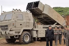 “Hệ thống pháo binh mới của Triều Tiên với bệ phóng kép gồm tên lửa đạn đạo (bên phải) và bệ phóng rocket KCNA”