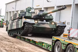 So với các xe tăng hiện đại khác, K2 Black Panther có thể sánh ngang với các đối thủ như Leopard 2A7 của Đức và M1A2 Abrams của Mỹ. Trong khi Leopard 2A7 gây ấn tượng về công nghệ quang học tiên tiến và Abrams nổi trội về độ bền chiến đấu đã được chứng minh, hệ thống nạp đạn tự động của K2 Black Panther giúp giảm quy mô kíp lái xuống còn ba người, cải thiện hiệu quả và hệ thống bảo vệ chủ động của nó, mang lại lợi thế công nghệ cao hơn so với các thiết kế cũ. Đối với các đối thủ tiềm tàng, chẳng hạn như T-90 của Nga hoặc Type 99 của Trung Quốc, khả năng điện tử và tính cơ động vượt trội của K2 Black Panther mang lại lợi thế đáng kể, đặc biệt là trong chiến tranh mạng. Ảnh: @ Army Recognition.