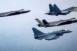 Máy bay J-16D dẫn đầu đội hình gồm các máy bay J-20 và J-10C.