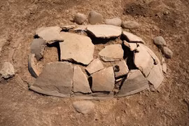 Hạn hán lộ ra 40 ngôi mộ cổ 2.300 tuổi ở Iraq 