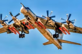 Máy bay ném bom chiến lược Tu-95MSM của Nga mang tám tên lửa hành trình Kh-101/102.