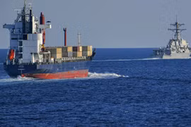 Tàu khu trục Mỹ hộ tống tàu hàng dân sự di chuyển qua eo biển Hormuz trong chiến dịch đảm bảo an ninh hàng hải.