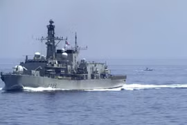 Tàu chiến Mỹ hoạt động tại eo biển Hormuz.