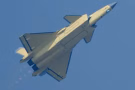 Máy bay J-20A trang bị động cơ WS-15, sơn lót màu vàng.
