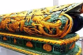 Một nhát cuốc làm lộ mộ cổ, bên trong có 'quan tài rồng' gây kinh ngạc